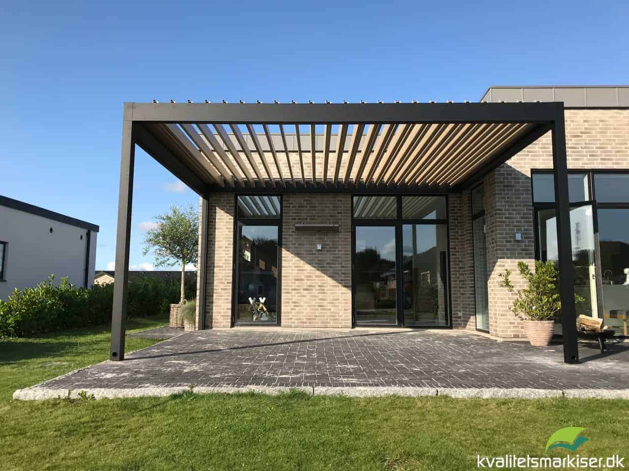Renson Algarve Pergola terrasseoverdækning - Effektiv overdækning af terrasse på privat hus i Gredstedbro