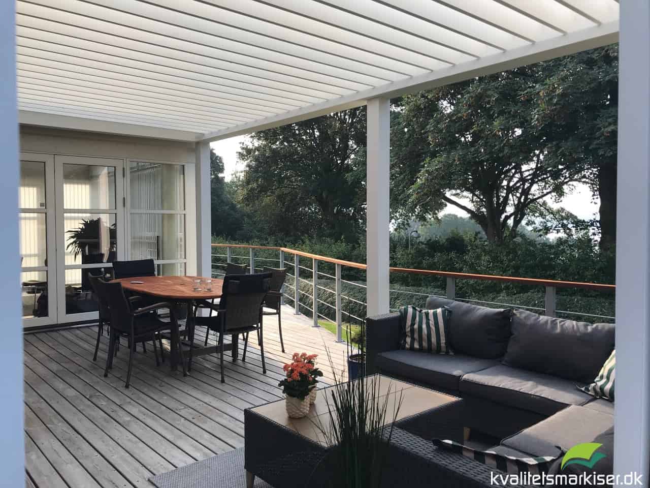 Renson Camargue terrasseoverdækningmed Loggia Skodder med trælameller