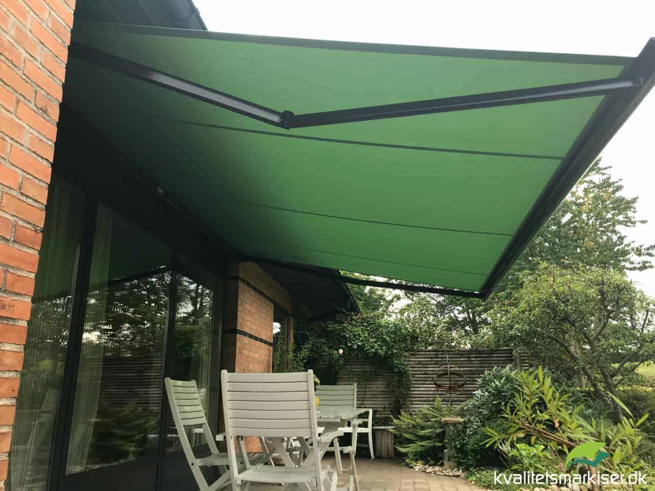 Cassita markise i lukket kassette til terrasse i Give