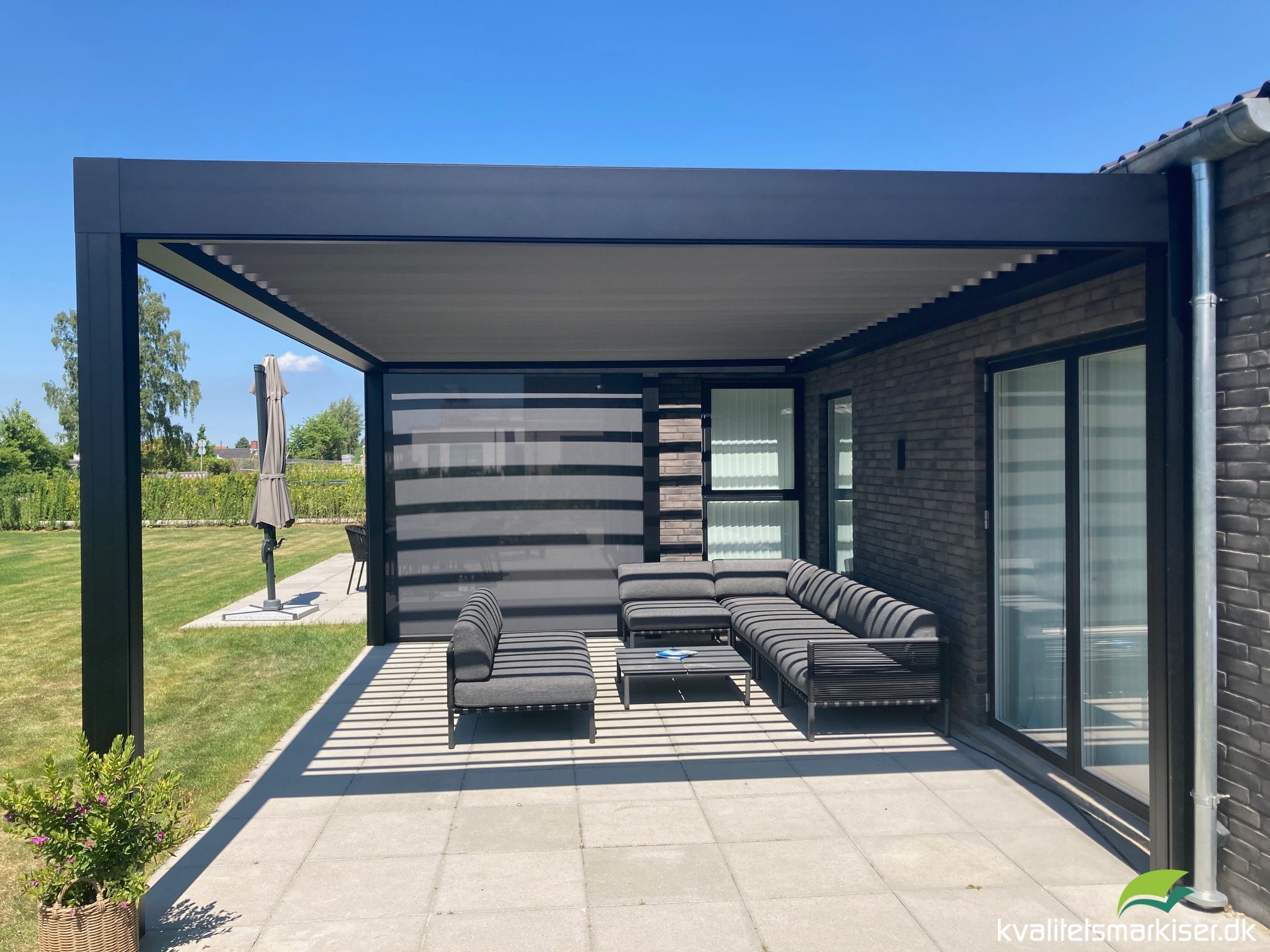 Overdækket terrasse med Renson Camargue pergola inkl. integrerede Fixscreen. Monteret i Fredrikssund, 2021