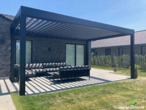 Overdækket terrasse med Renson Camargue pergola inkl. integrerede Fixscreen. Monteret i Fredrikssund, 2021