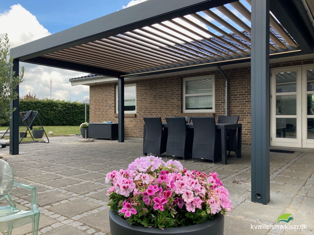 Terrasseoverdækning med Renson Camargue pergola. Monteret i Glostrup på privat villa.