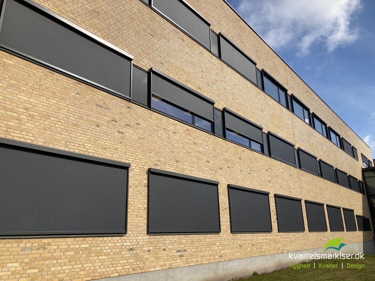Udvendig solafskærmning i form af Renson Fixscreen 100 monteret på kontorbygning i Aalborg