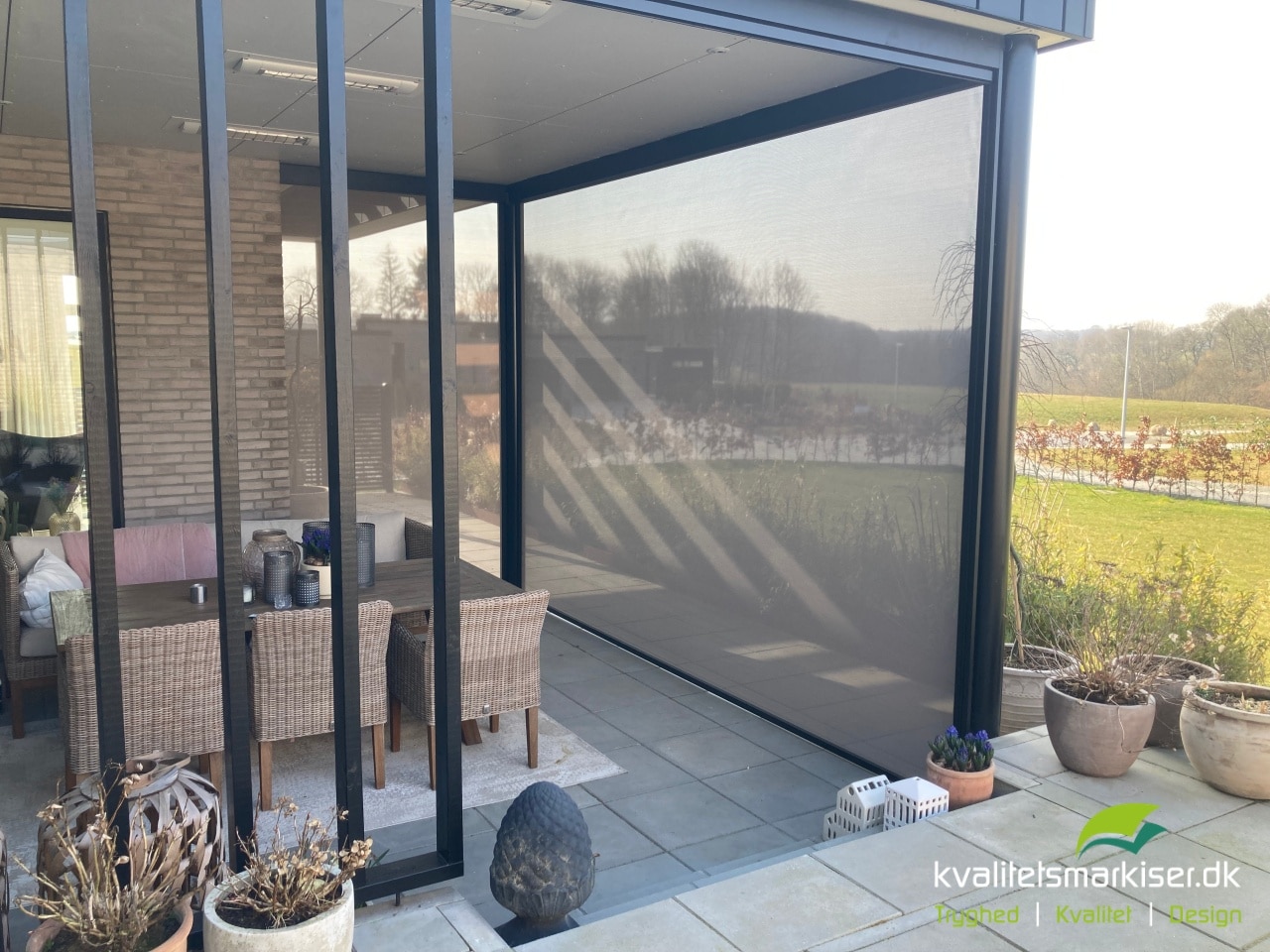 Fixscreen Minimal fra Renson monteret i terrasseoverdækning som solafskærmning og sidemarkiser