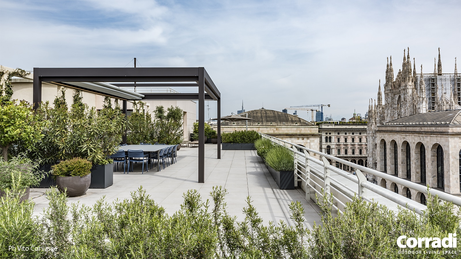 Pergola med fleksibelt tag til at overdække terrasse eller spiseområde