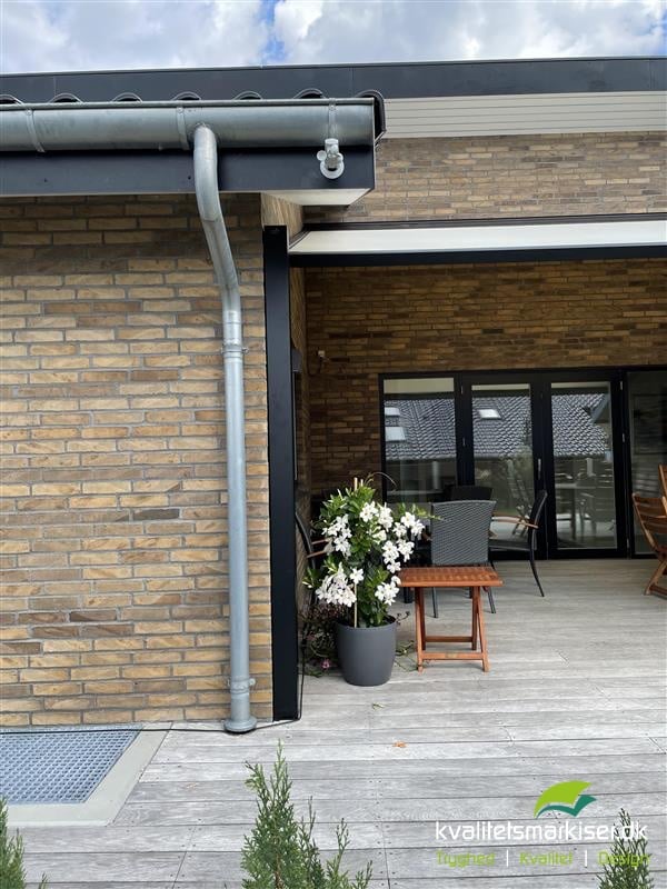 Pergolamarkise Renson Lapure monteret på privat villa i Holbæk