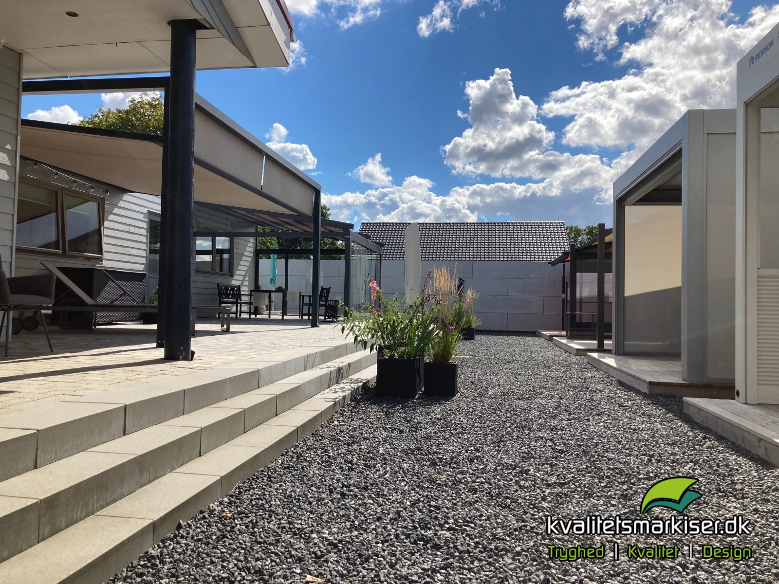 Kvalitetsmarkiser ApS udendørs showroom-1A Kvalitetsmarkiser ApS udendørs showroom. Weinor markiser, Renson Pergola, Glatz parasoller, Corradi pergola, Stern havemøbler, Bromic varmelamper og meget mere..