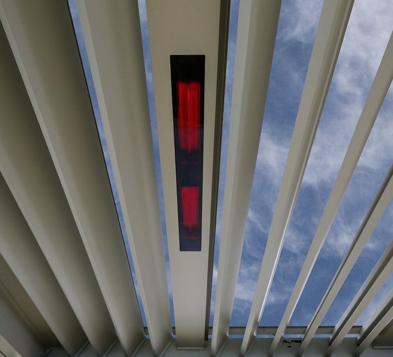 Indbygget varmelampe i lamel i en Renson pergola
