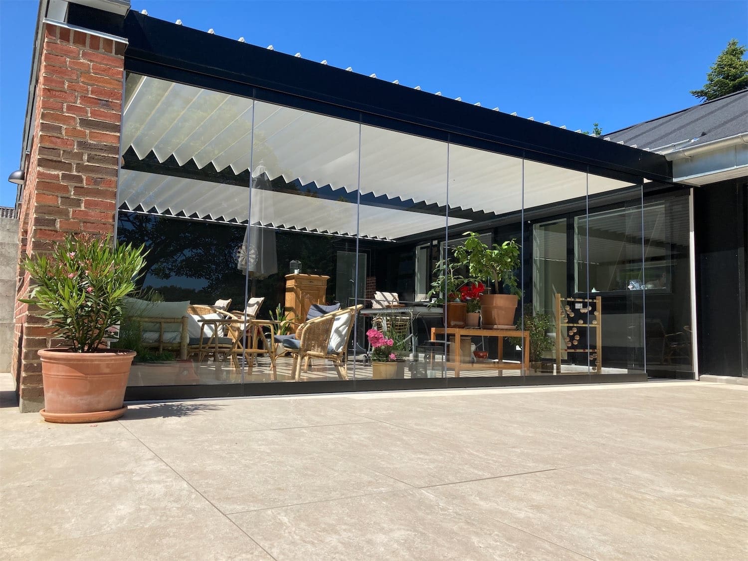 Integreret dobbelt pergola med foldeglas i front - Renson Aero monteret i mellem to facader