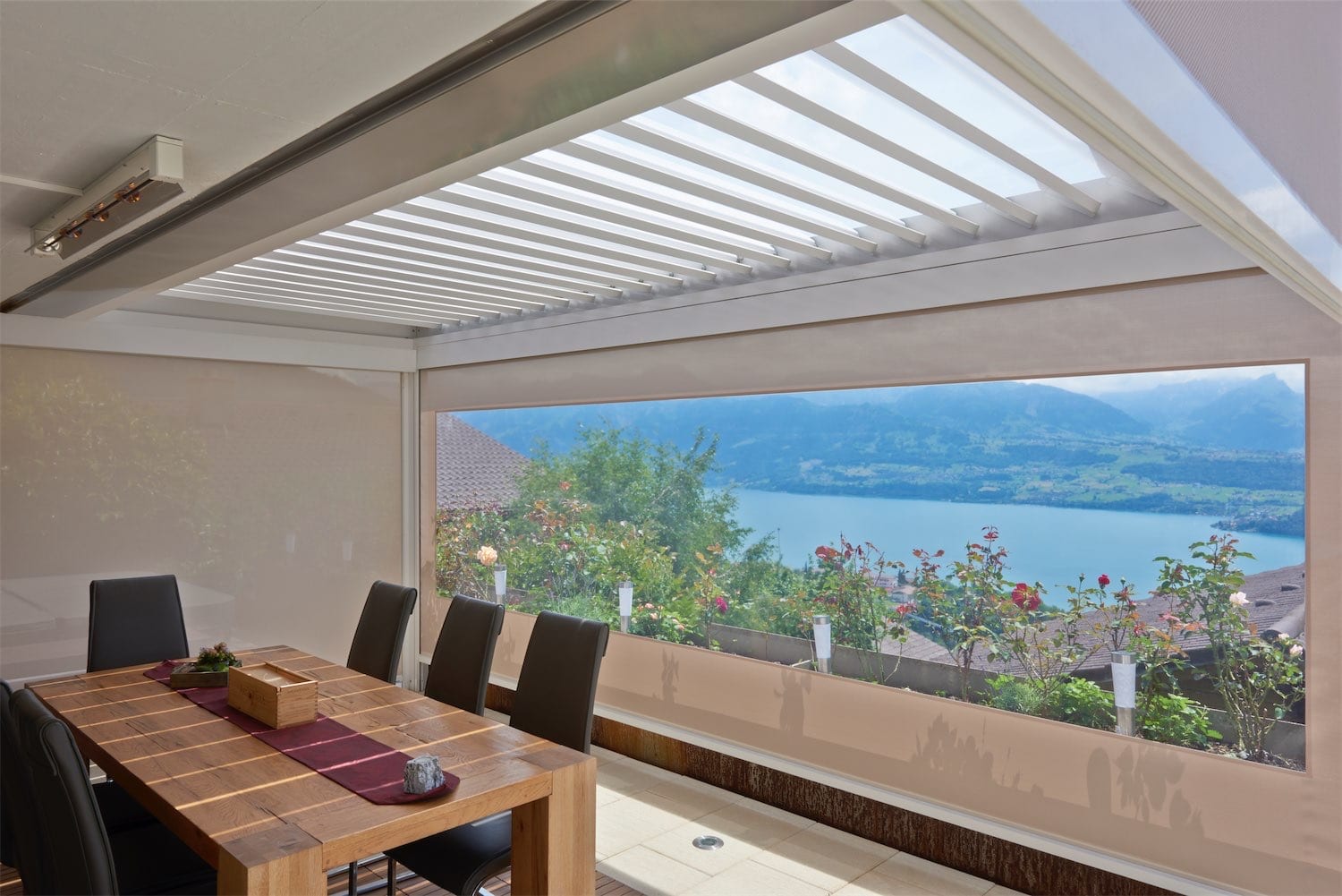 Overdækket terrasse med en Renson Aero Pergola og Renson Fixscreen