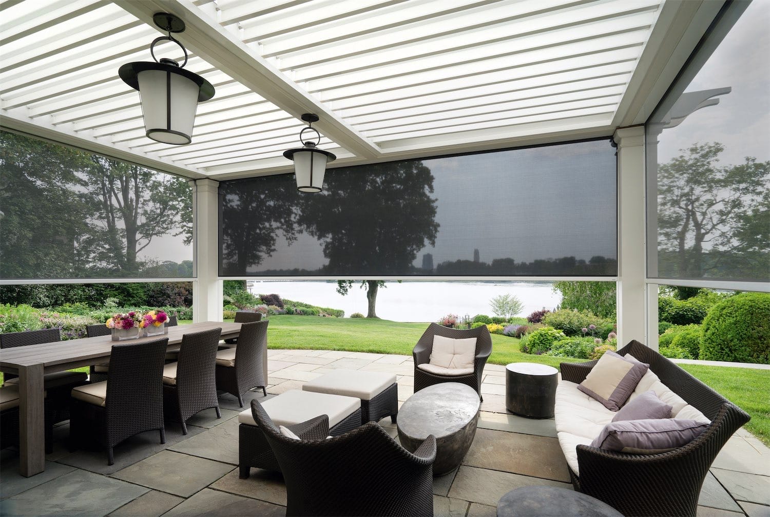 Aero pergola med indbyggede Fixscreens i konstruktion