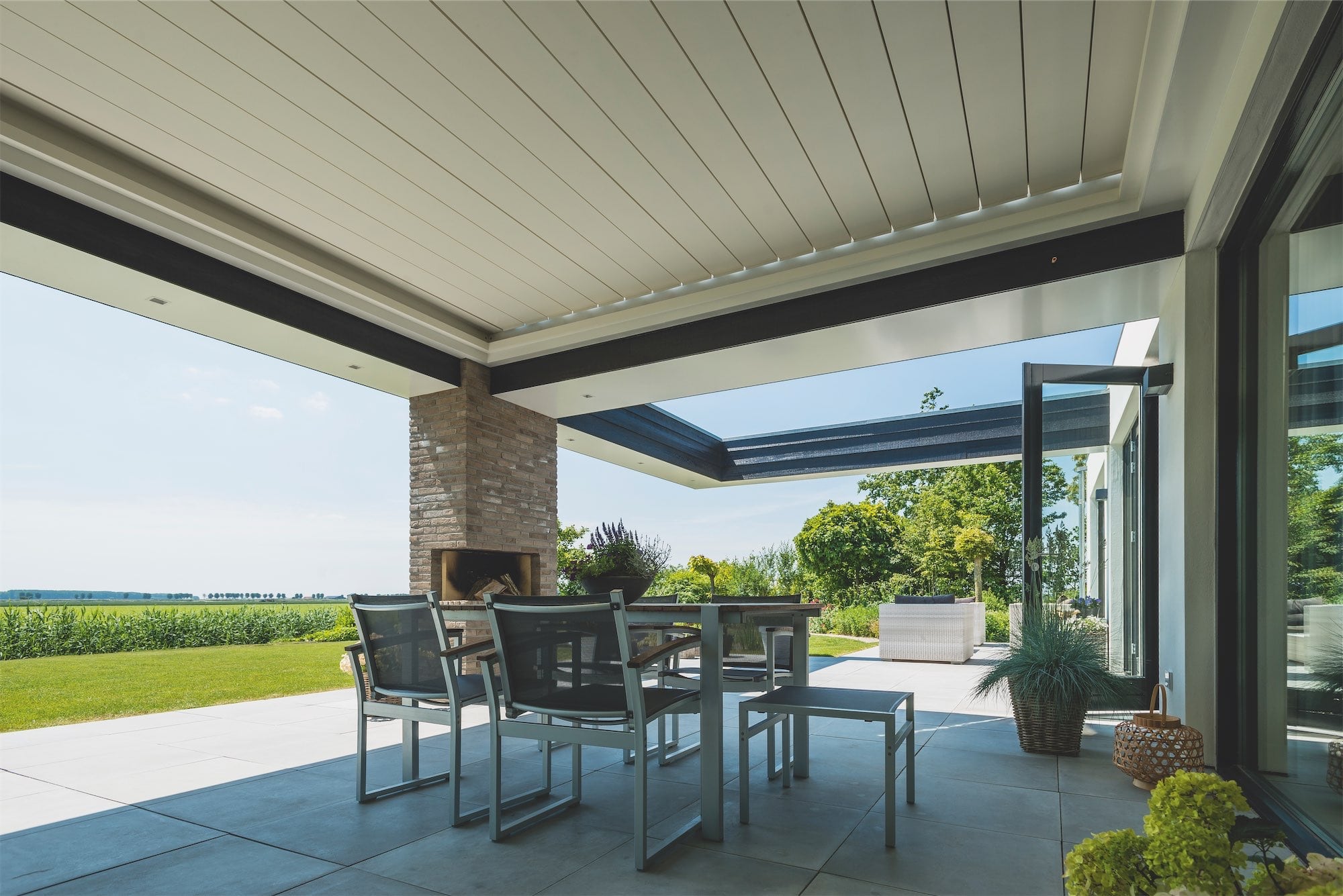 Svævende pergola med lameller - Renson Aero terrasseoverdækning