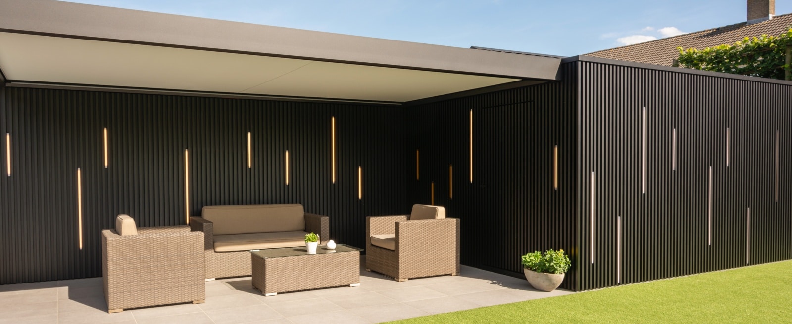 Algarve pergola med tag i sammenhæng med Linarte facadebeklædning fra Renson