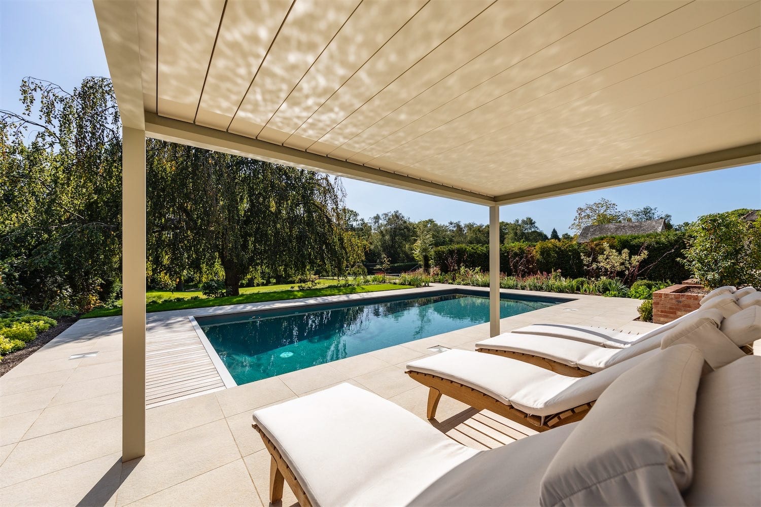 Renson pergola model Algarve monteret foran swimmingpool