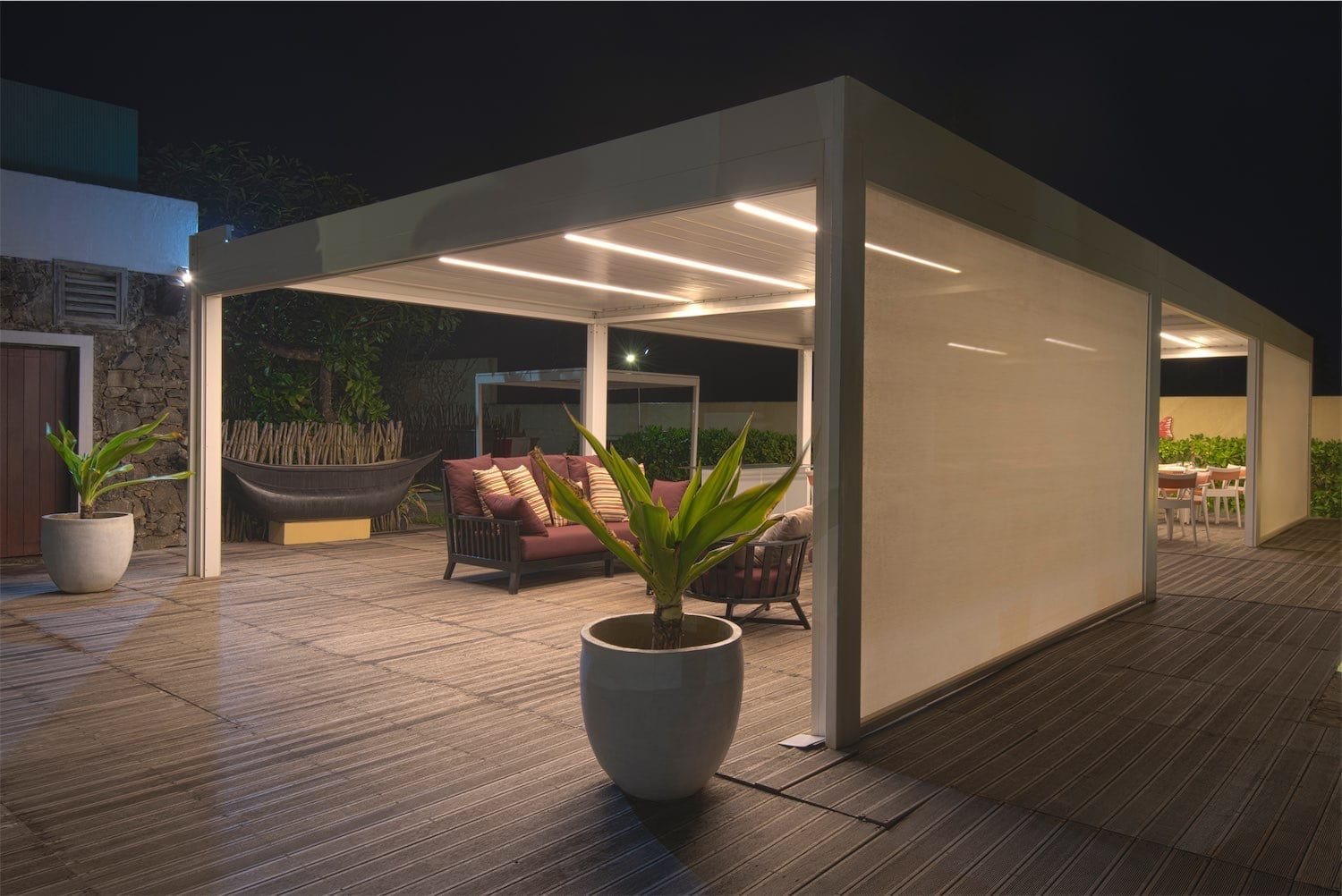 Pergolaer med lameller i taget - Renson Algarve lameltag sammenbygget med LED-belysning og Fixscreens