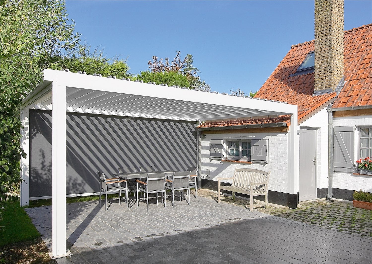 Pergola med lameller i taget - Renson Algarve lameltag med Fixscreen påmonteret på ramme