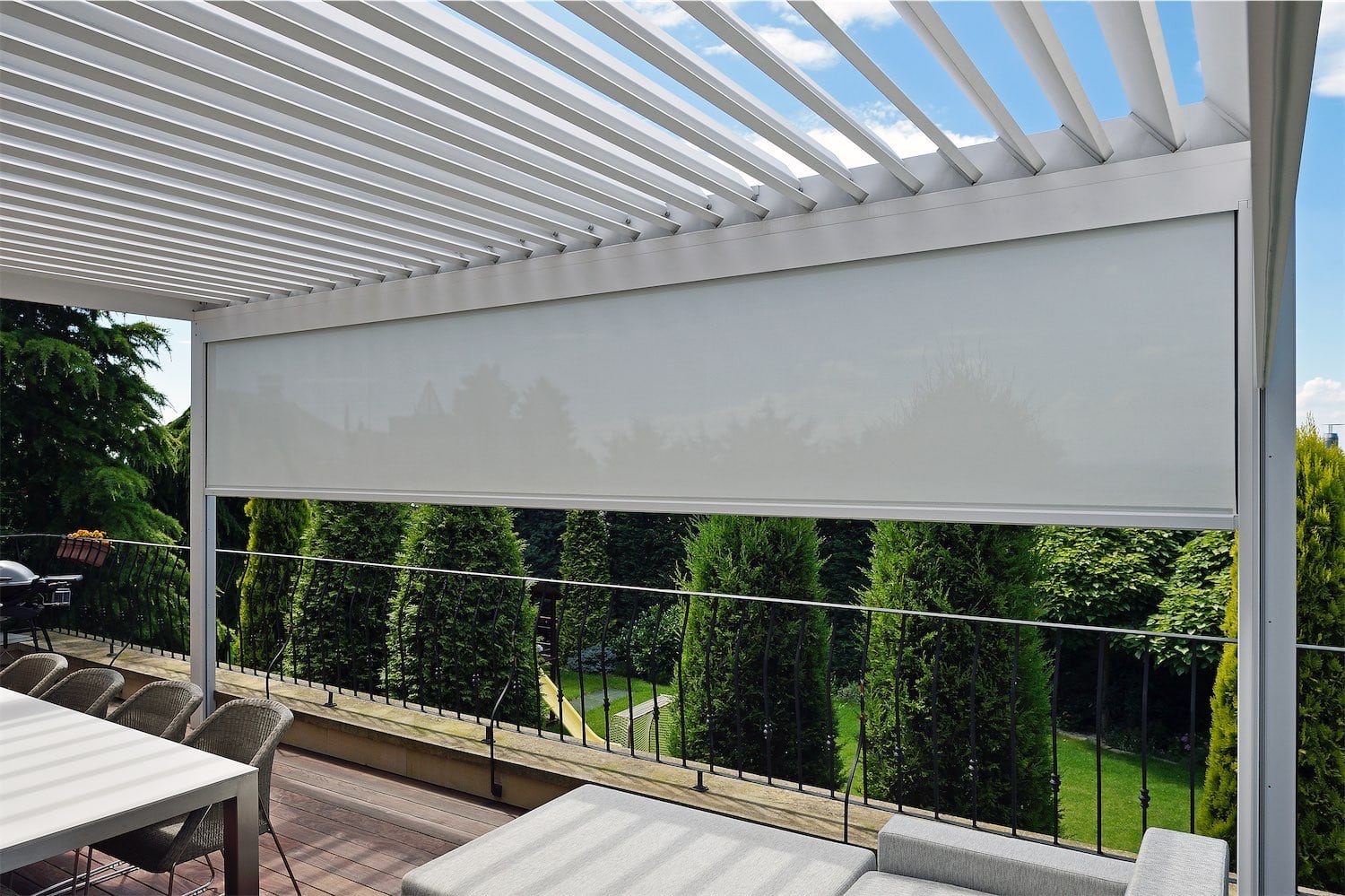 Pergola med lameller i taget - Renson Algarve lameltag med Fixscreen