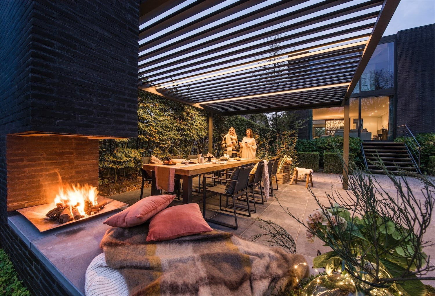 Renson Algarve terrasseoverdækning med lameller og med udepejs