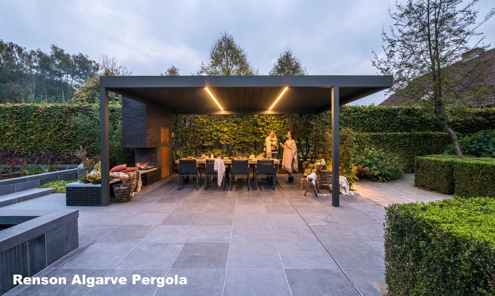 Algarve bioklimatiske pergola fra Renson med lys i lamellerne