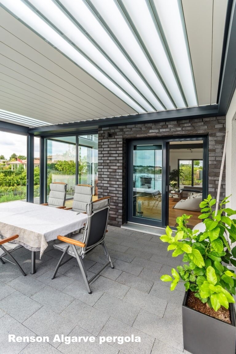 Lineo Luce glaslameller i en Renson Algarve pergola