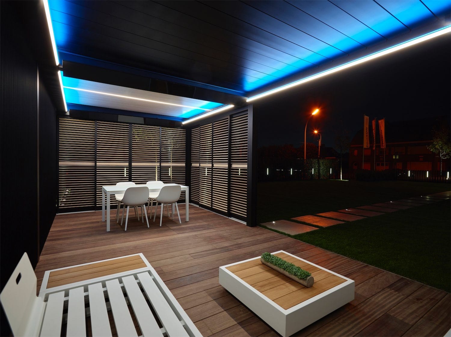 Renson Camargue Skye pergola med LED belysning og Loggia skodder