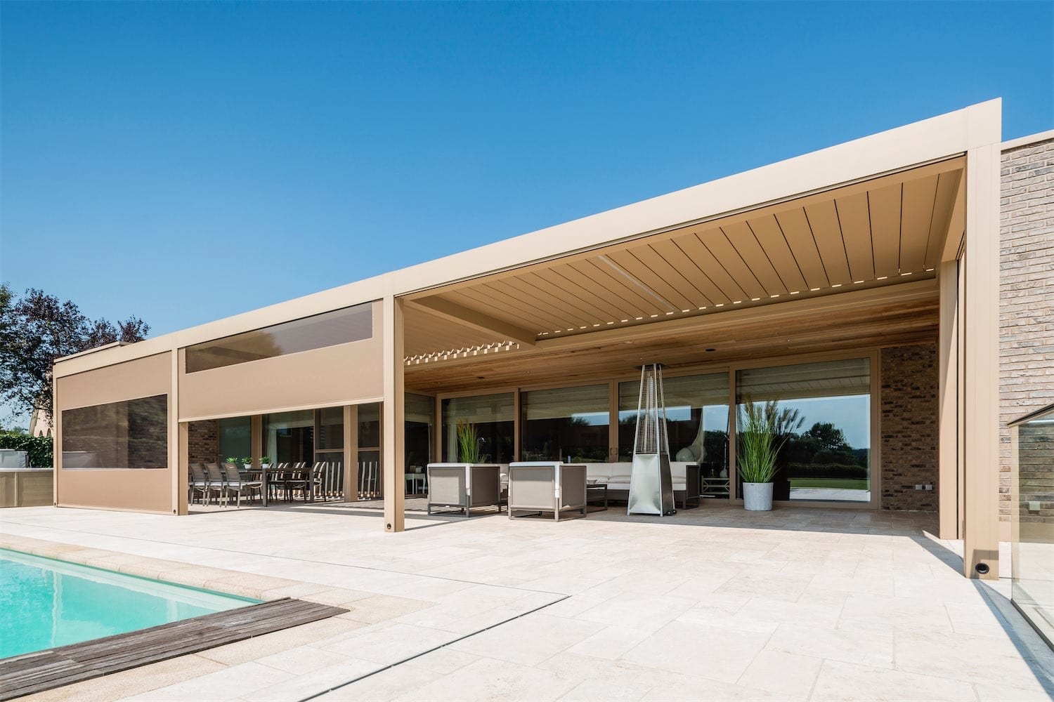 Sammenbygget Renson Camargue pergola med crystal window I Fixscreens