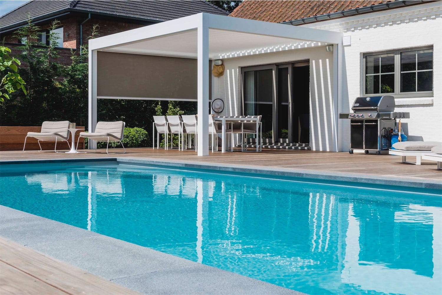 Overdækket terrasse ved swimmingpool med Renson Camargue