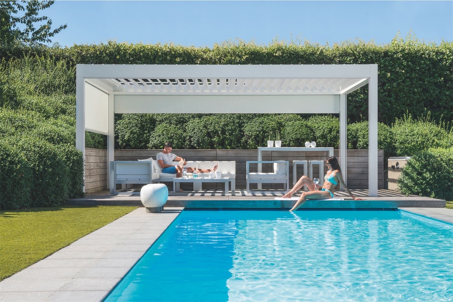 Terrasseoverdækning ved pool med pergola Renson Camargue