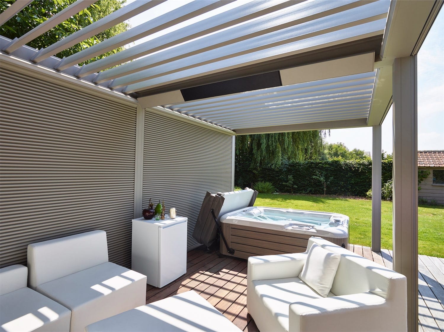 Renson Camargue overdækket terrasse med Linius væg og Renson Beam