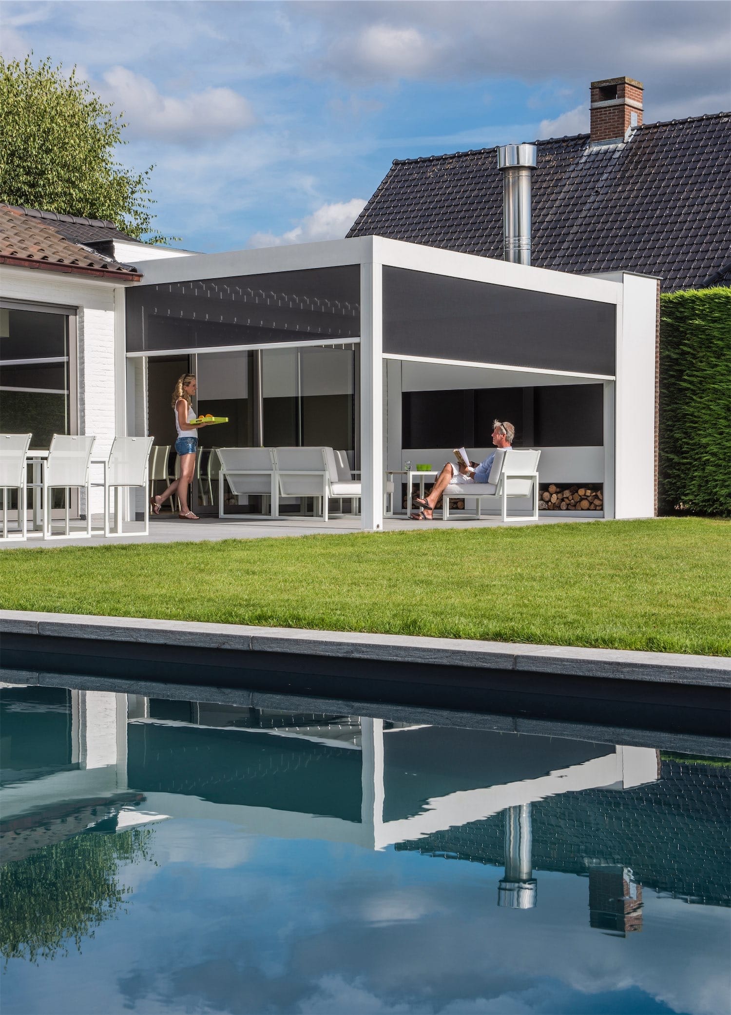 Flot integreret Renson Camargue pergola på terrasse med udepejs