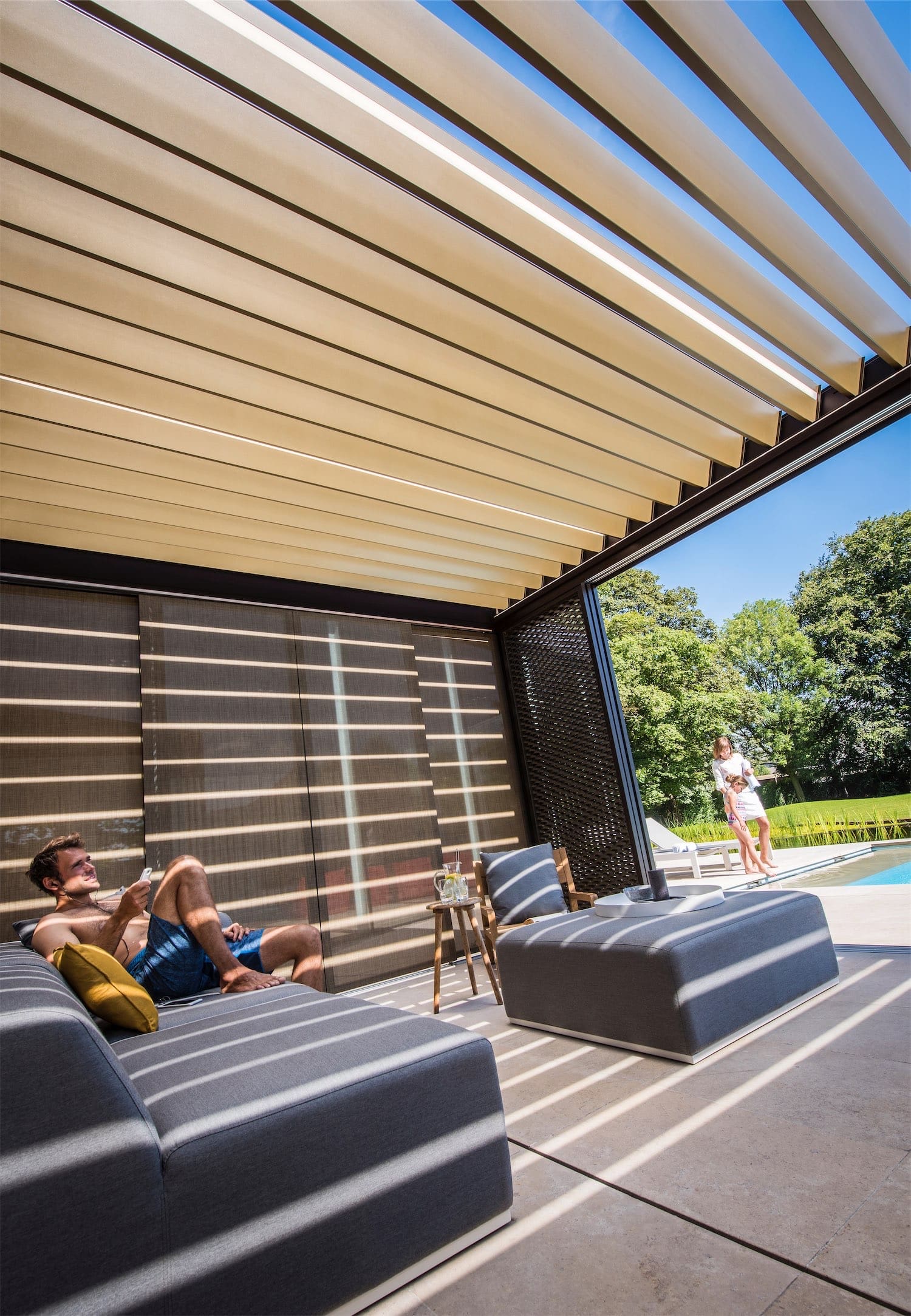 Overdækket terrasse med sider - Renson Camargue med Loggia Canvas skodder