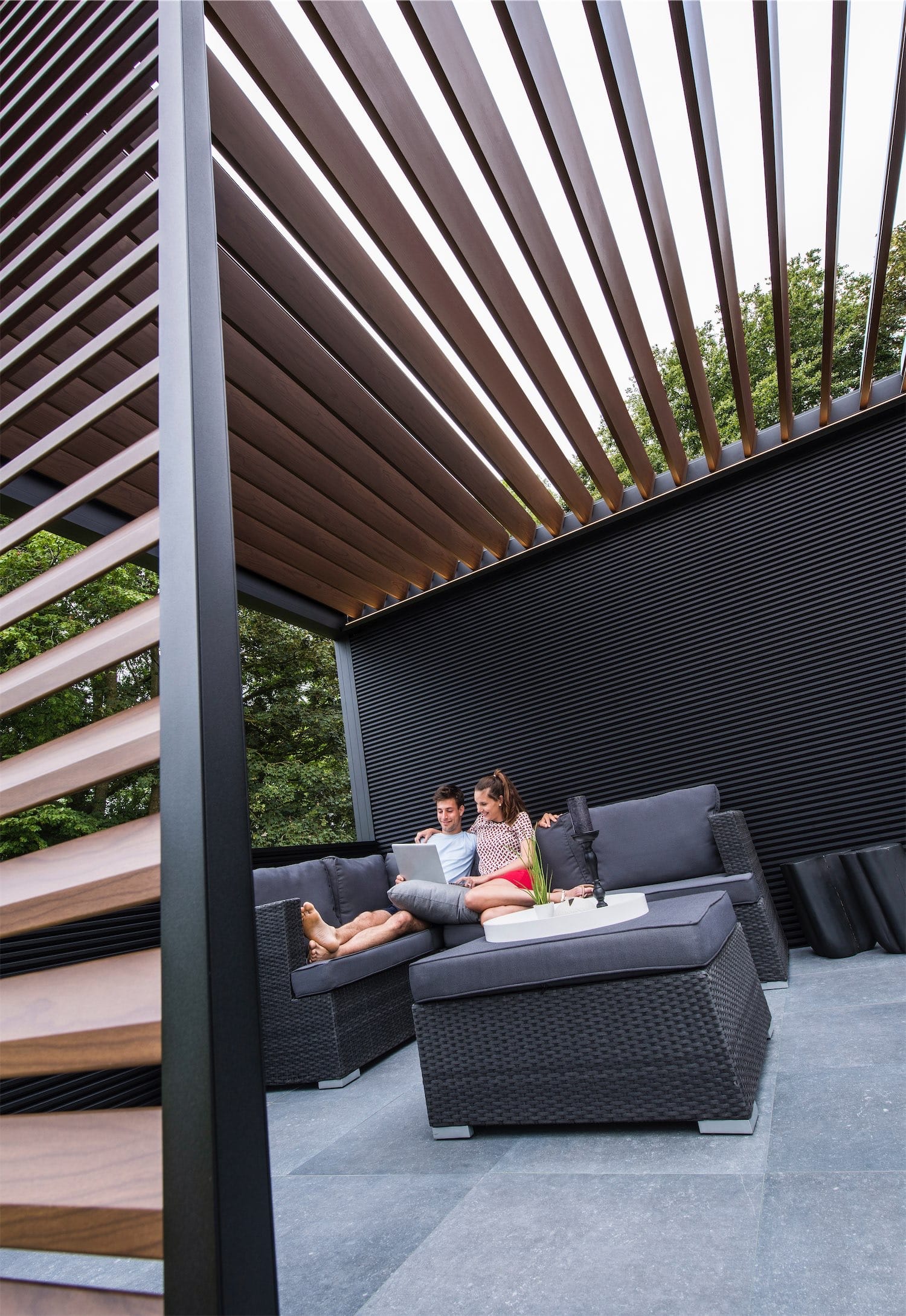 Renson Camargue pergola med wood-design på lameller og skodder samt fast væg i form af Renson Linius