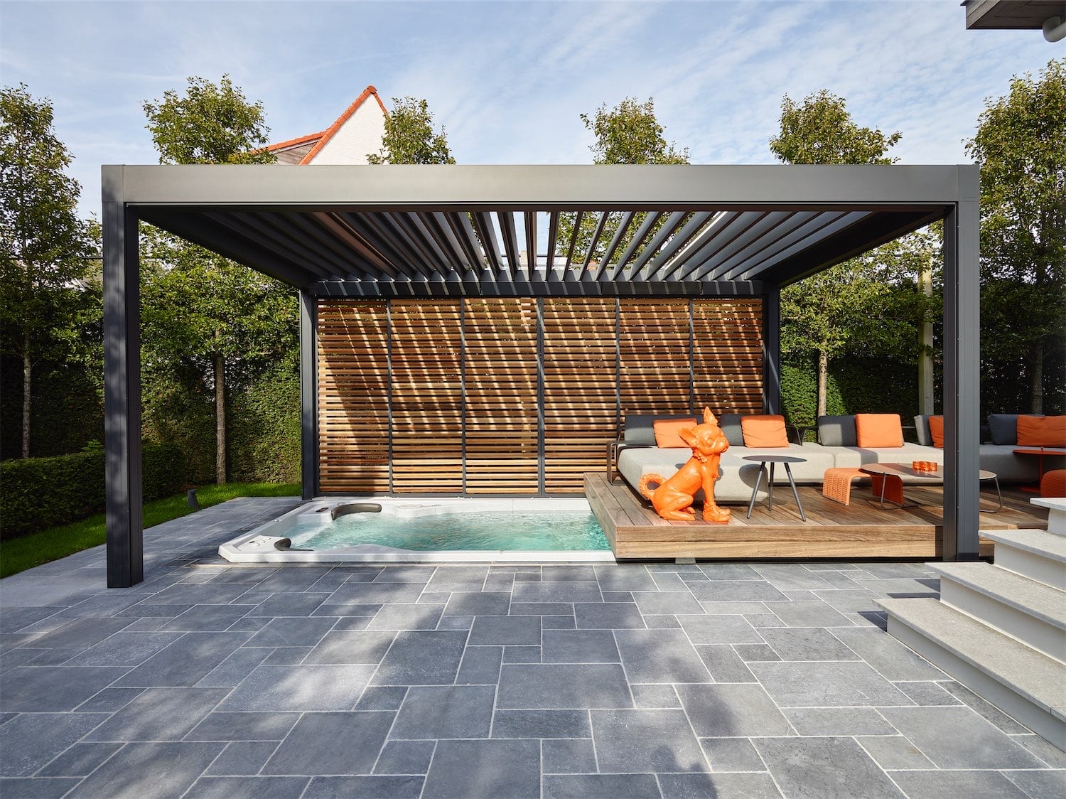 Loggiawood skodder i Renson Camargue Pergola over udendørs spa