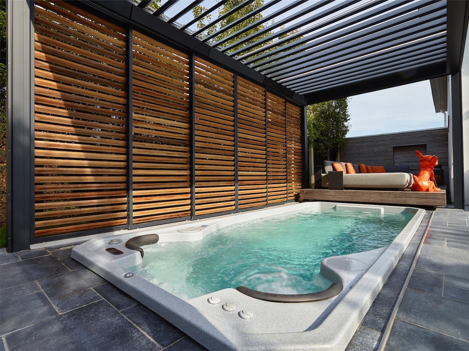 Overdækket udendørs spa med Renson Camargue terrasseoverdækning