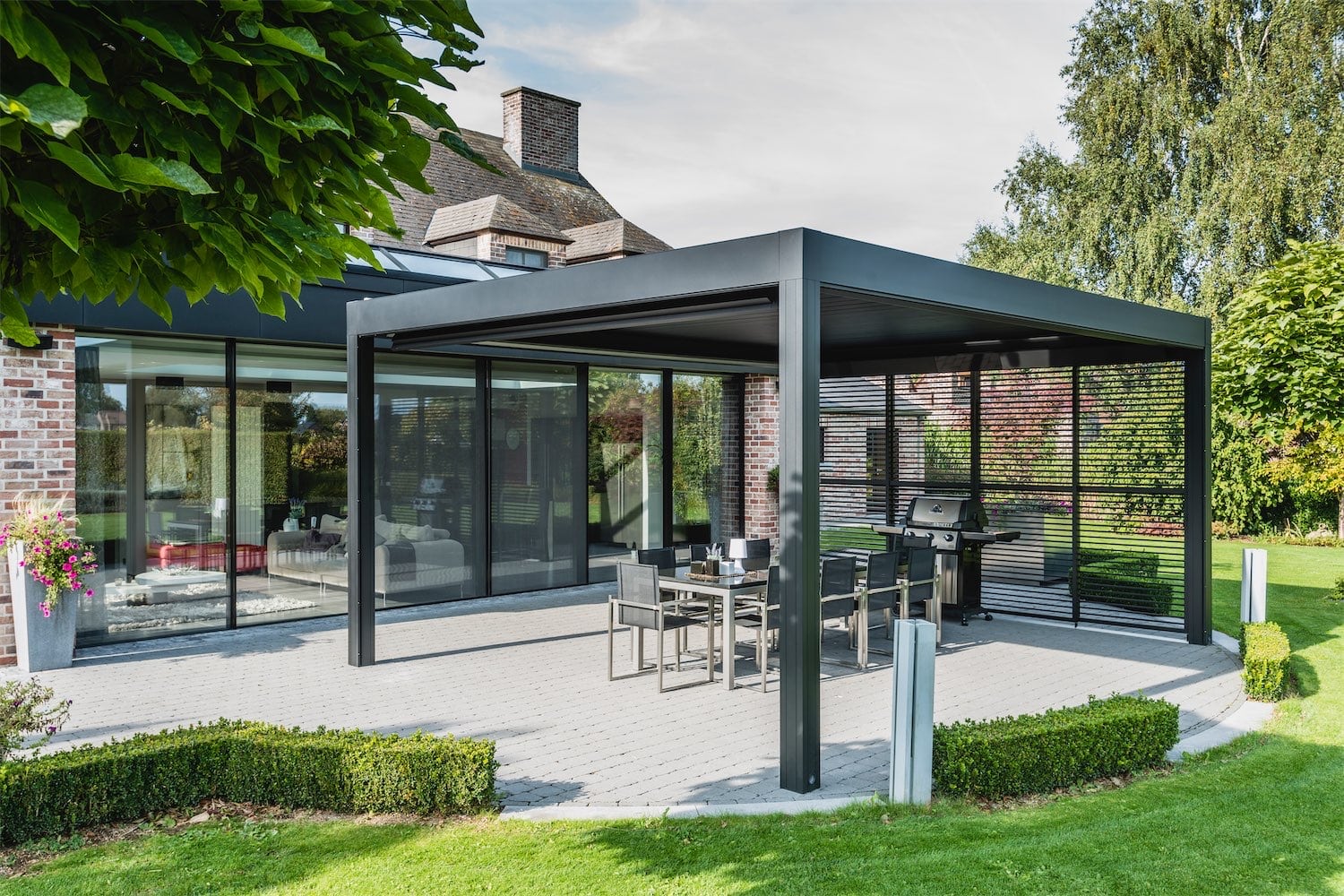 Fritstående pergola med Loggia side - Renson Camargue terrasseoverdækning