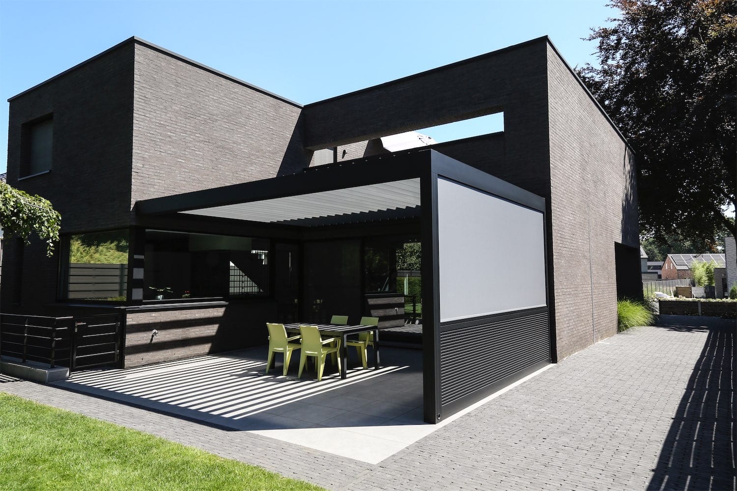 Renson Camargue pergola med Linius halv væg og integreret Fixscreen