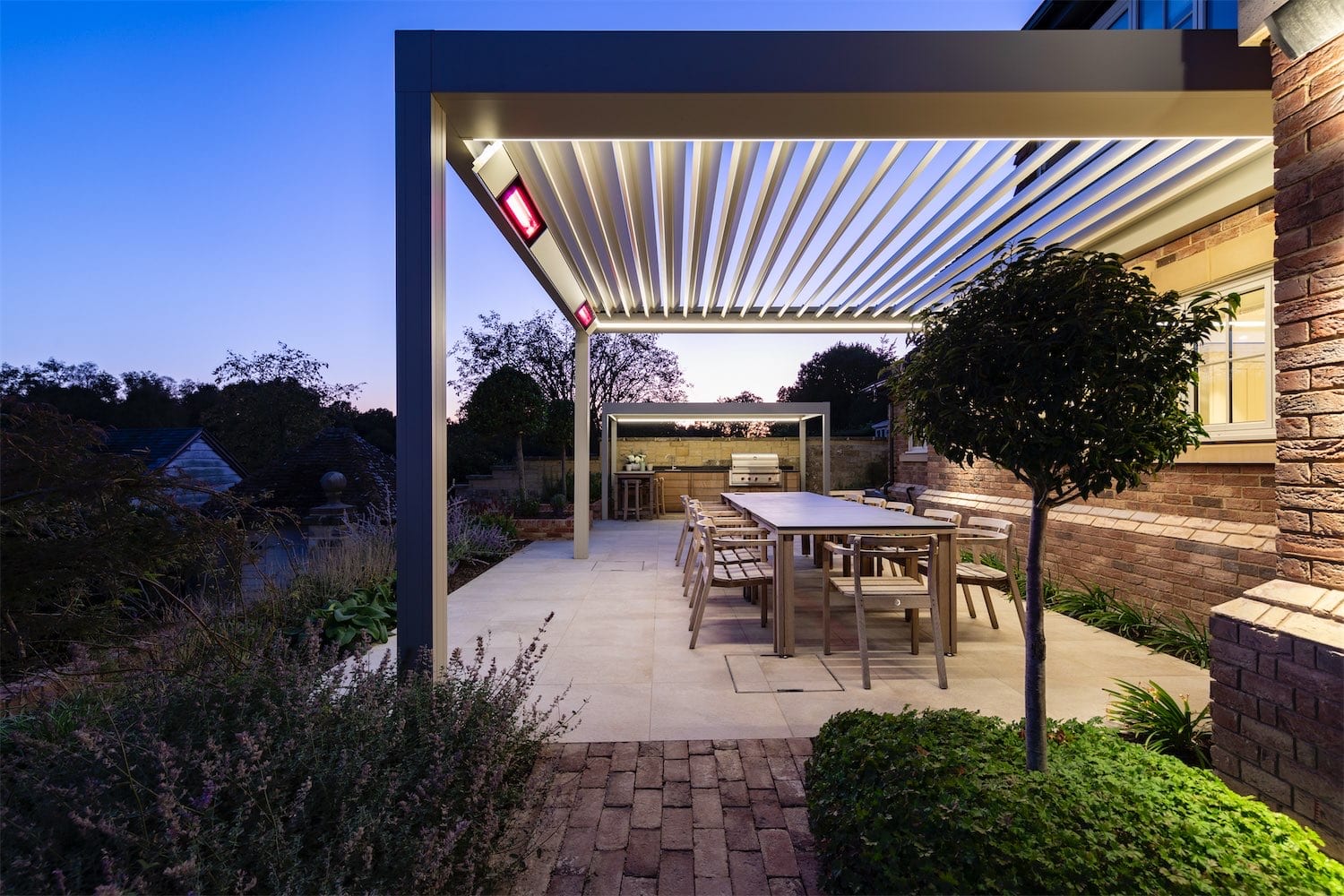 Renson Beam med 2 varmelamper i overdækket terrasse med Renson Camargue pergola