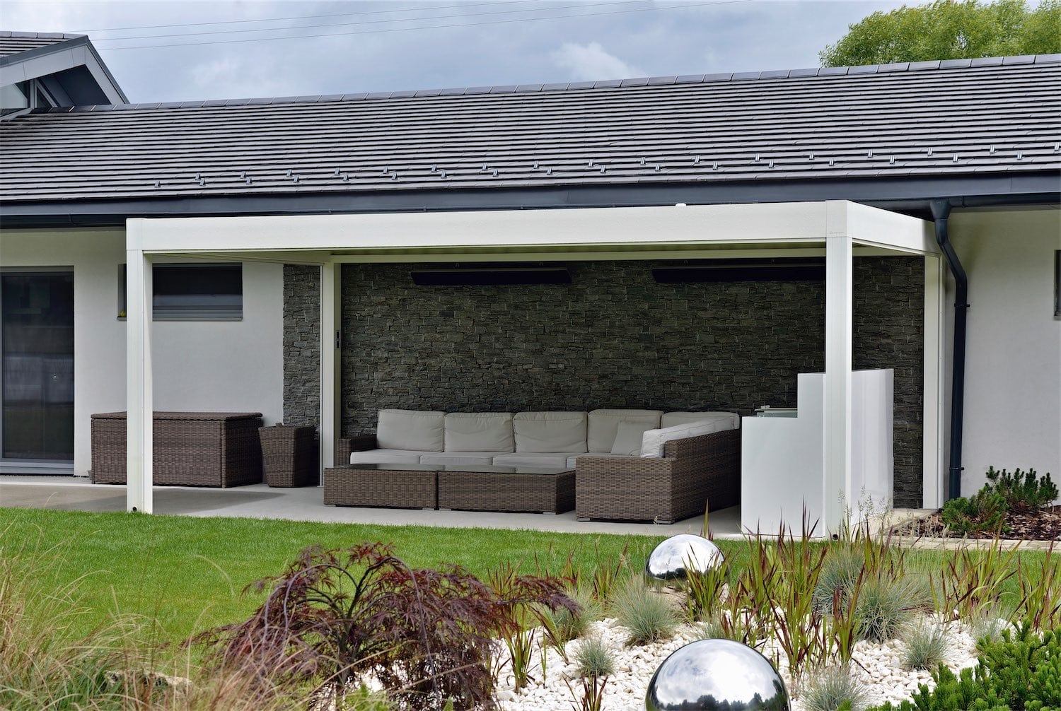 Hvid pergola med flot bagvæg - Renson Camargue bioklimatisk pergola