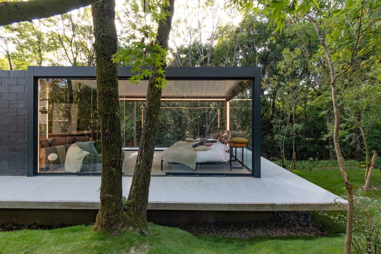 Renson Camargue pergola med lukkede sider af skydeglas