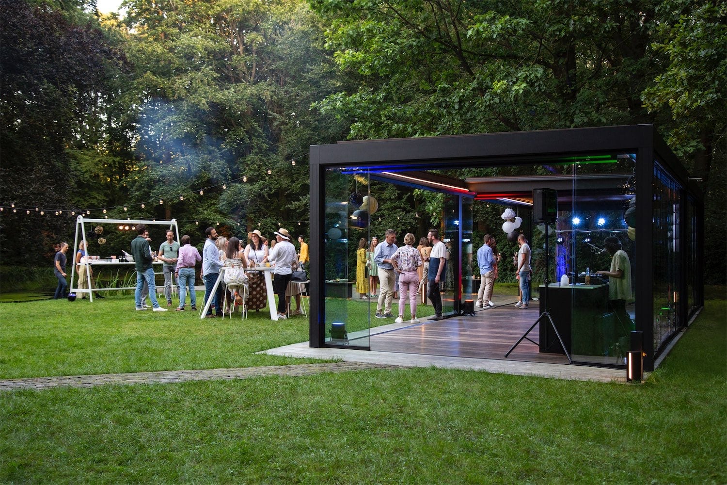 Renson Camargue terrasseoverdækning er fantastisk til havefesten