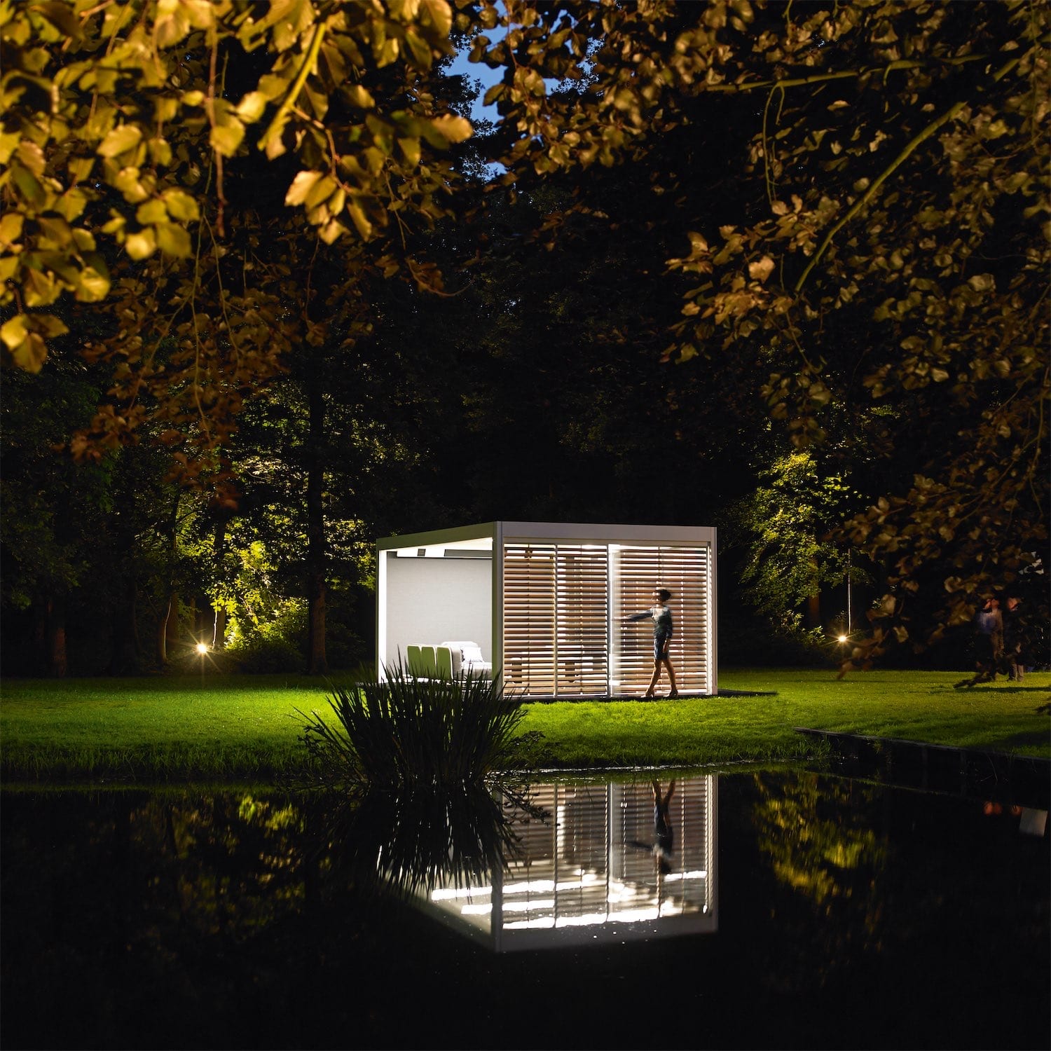 Fritstående terrasseoverdækning med Renson Camargue pergola med lukkede sider