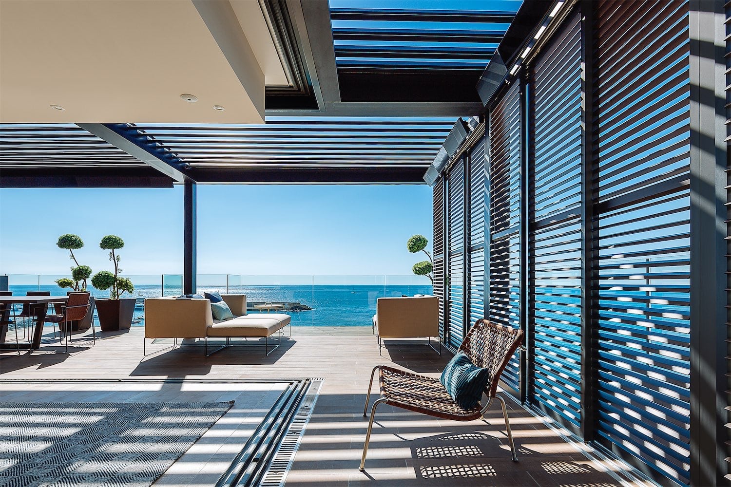 Camargue Skye pergola med skodder og Beams monteret tæt ved stranden