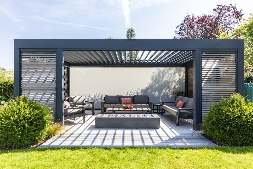 Renson Camargue Pergola Insp-45 Camargue pergola fra Renson med sider af Loggie skodder og integreret Fixscreen