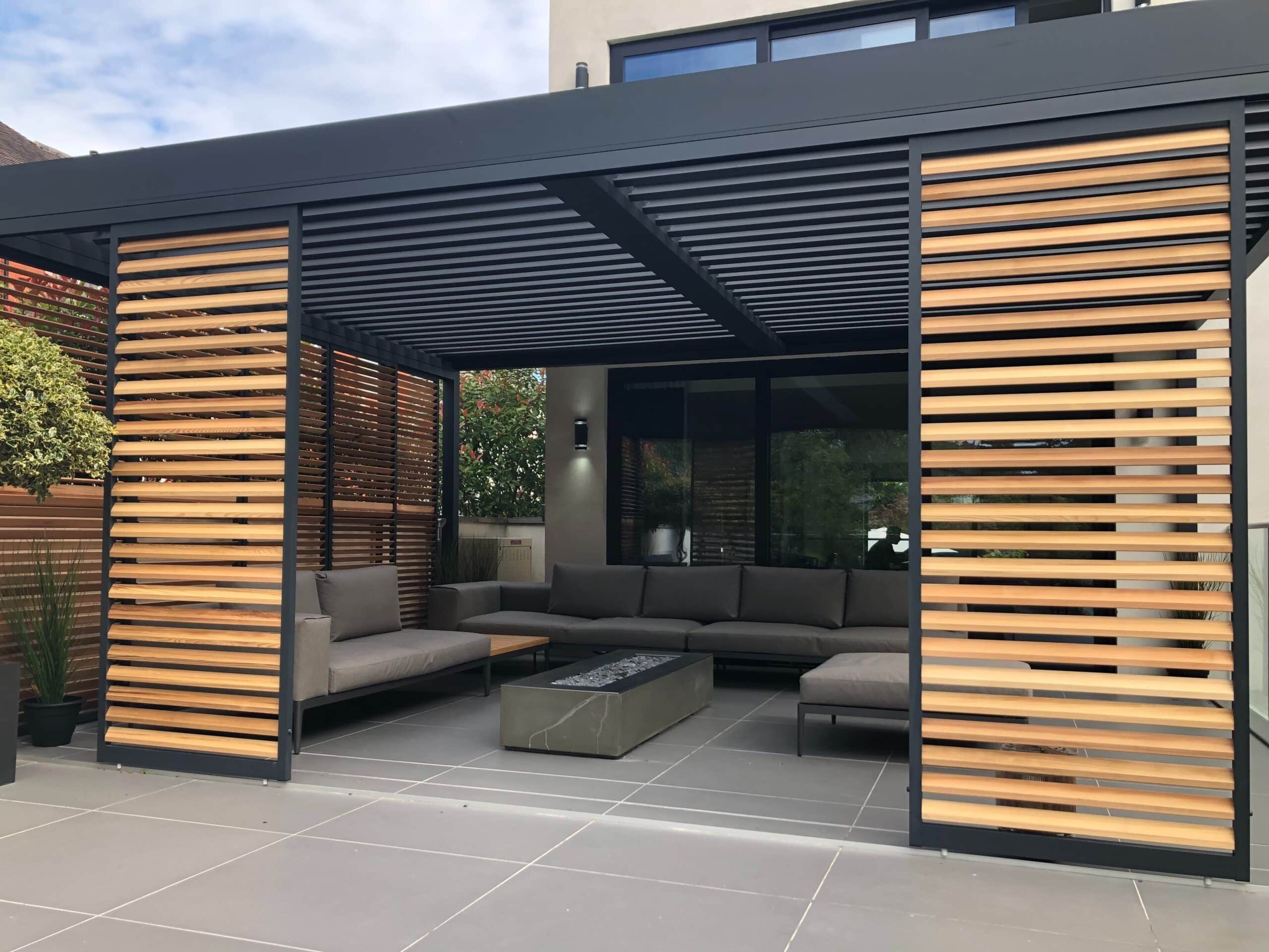 Renson Camargue pergola med LoggiaWood skydeskodder med lameller i træ
