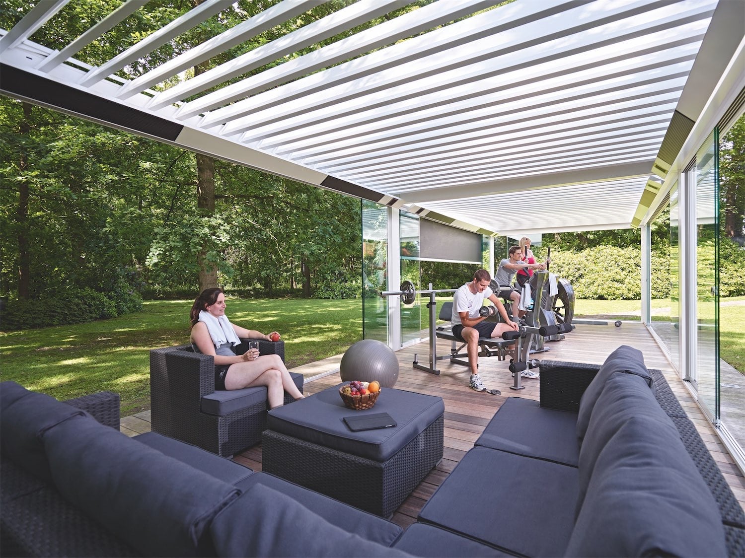 Udendørs fitness i Renson Camargue terrasseoverdækning