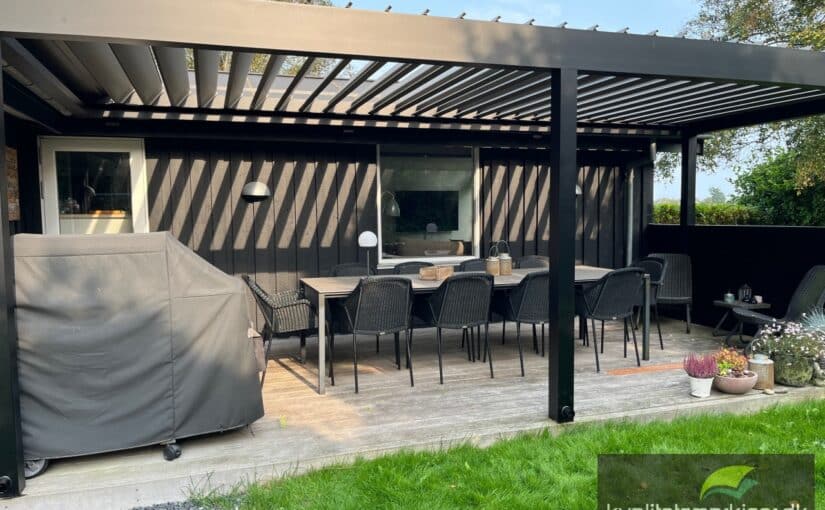 Skræddersyet pergola med lameller på sommerhus i Frederikshavn
