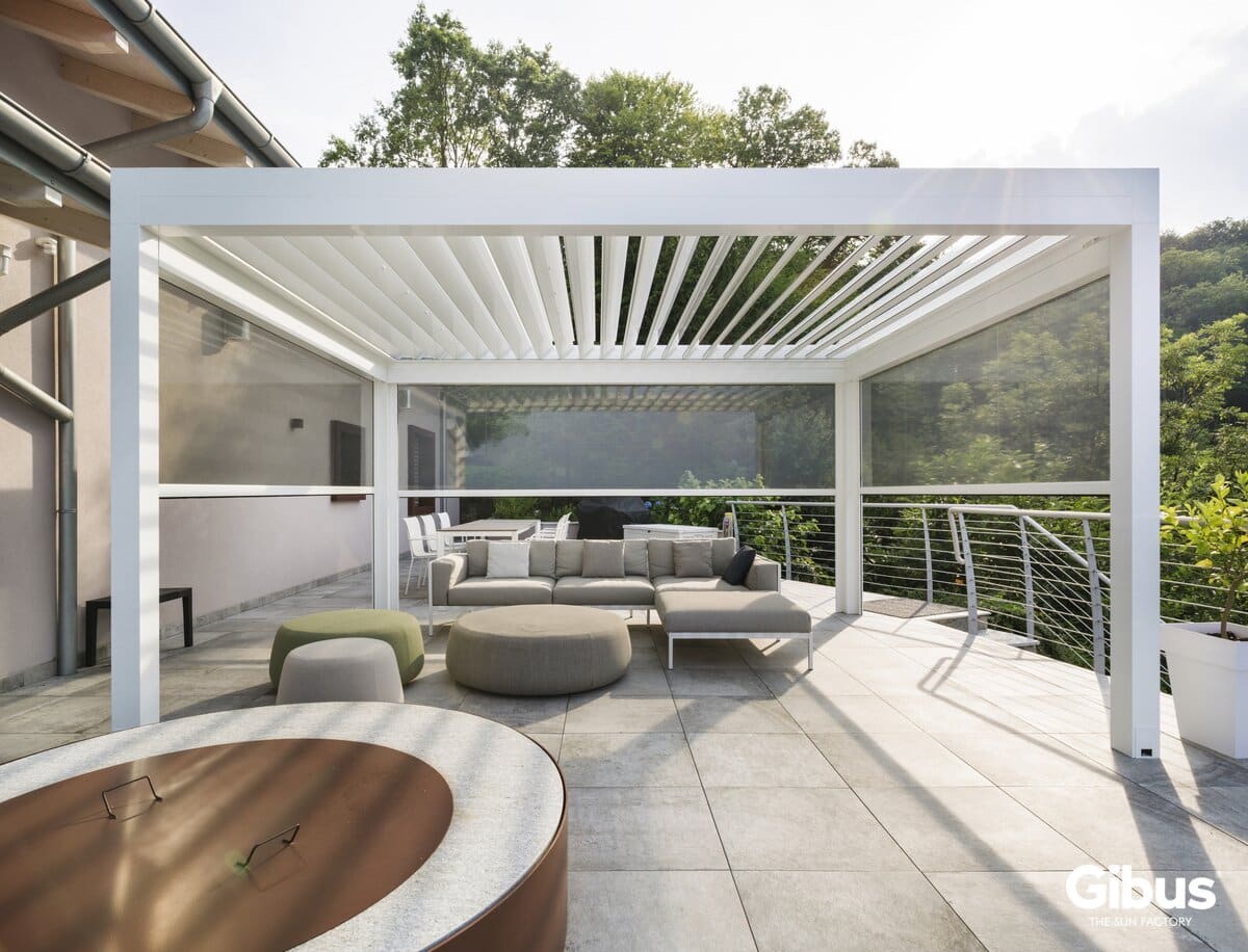 GIBUS_JOY_21 Joy pergola med lameller og screens i siderne - stærkt italiensk design fra Gibus