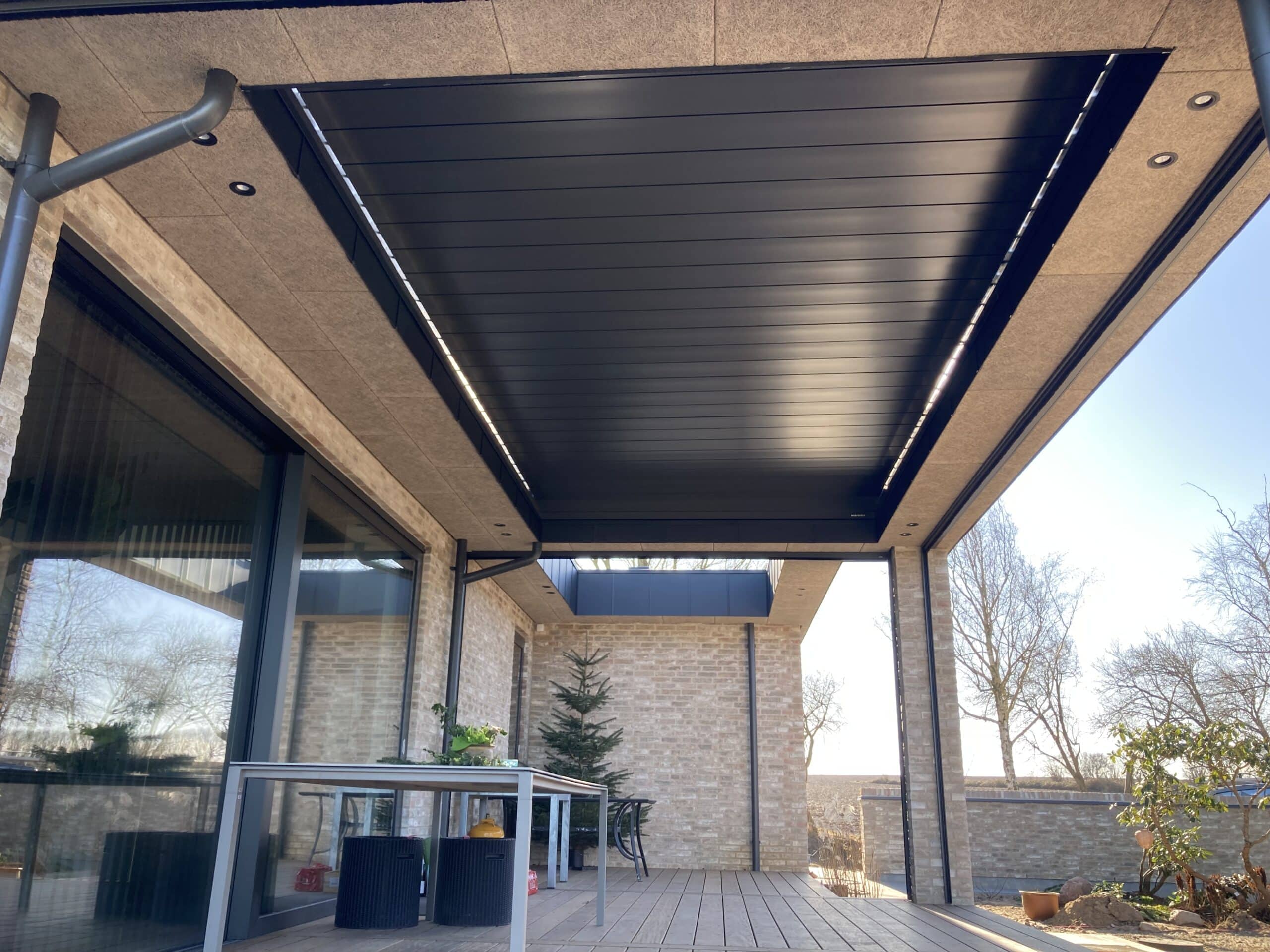 Indbygget pergola med lukkede lameller