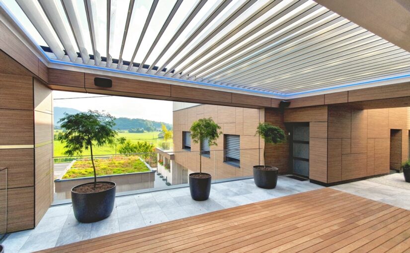 Fuldt indbygget Twist Wall pergola med lameller der kan åbne/lukke.