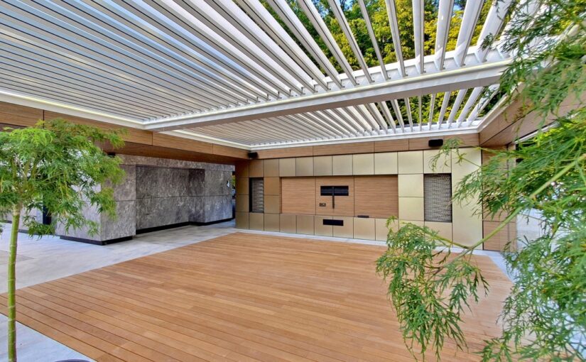 Fuldt indbygget Twist Wall pergola med lameller der kan åbne/lukke.